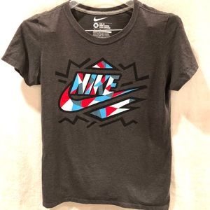 🍉 3/$15 Nike T-shirt gray logo geometric pattern